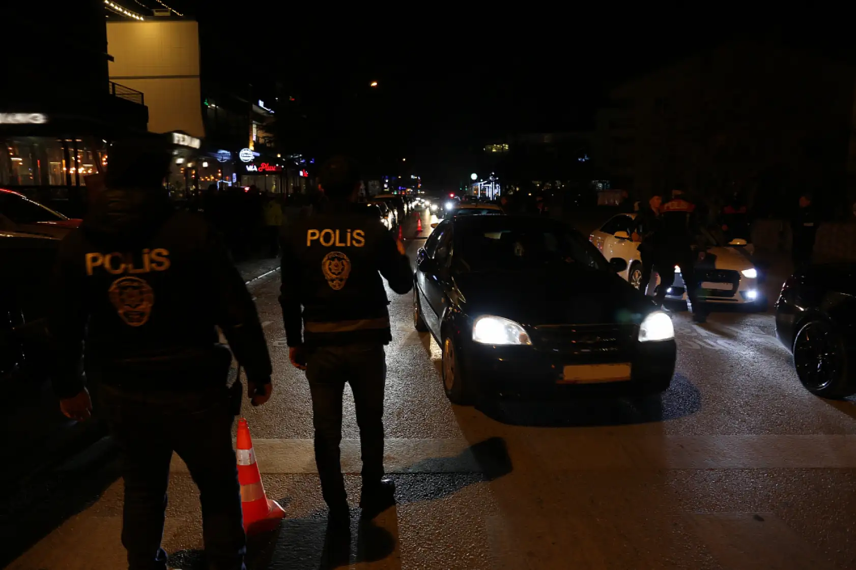 Konya'da huzur, mutluluk onlara emanet: 1842 personel, 287 farklı noktada yılbaşı mesaisinde