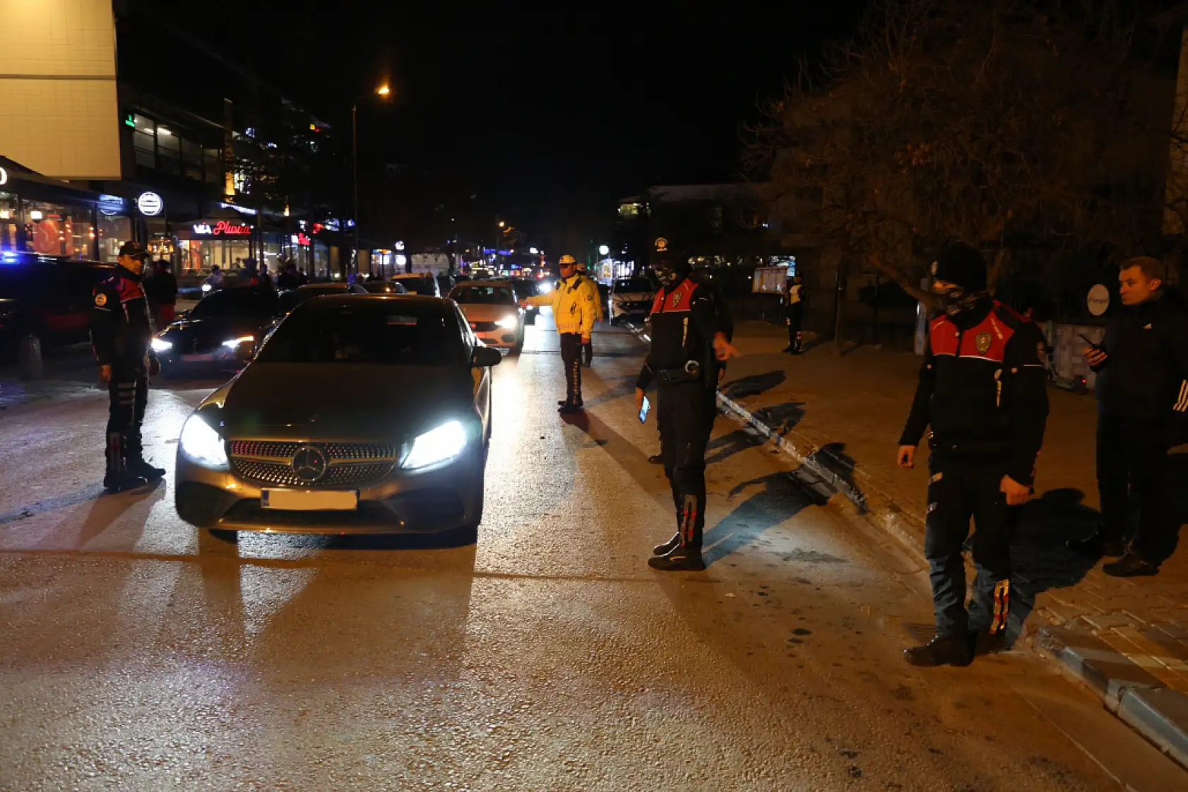 Konya'da huzur, mutluluk onlara emanet: 1842 personel, 287 farklı noktada yılbaşı mesaisinde