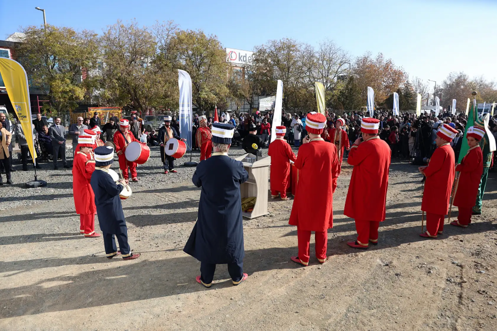 Engeller Konya'da aşıldı: Öğrenciler geleceğe fidan bıraktı