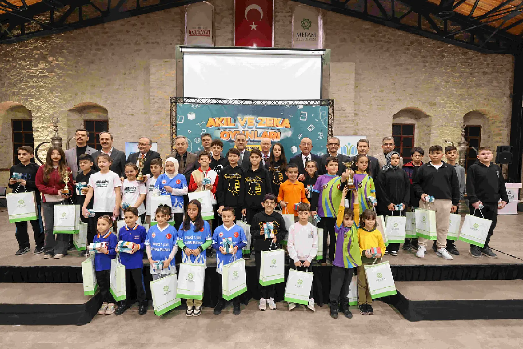 Meram'da zeka şöleni: MEGA finalinde 260 öğrenci kıyasıya yarıştı