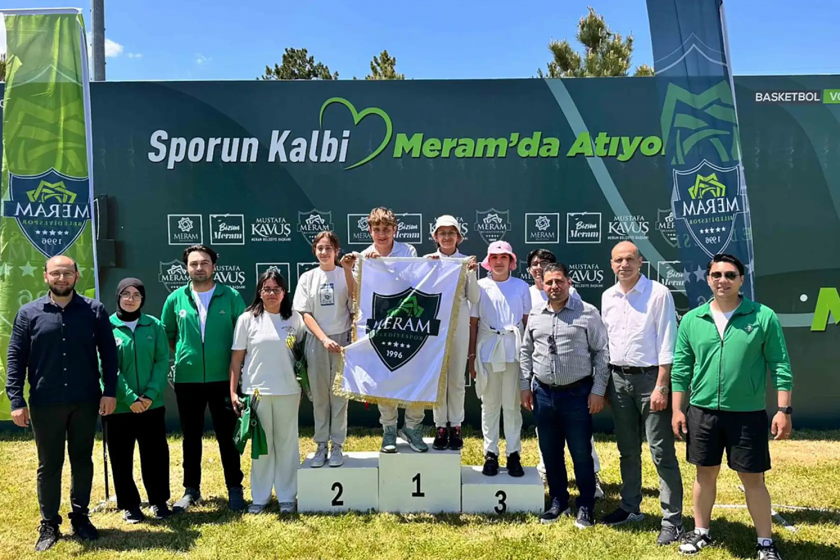 Konya'da oklar hedefi, madalyalar sahiplerini buldu