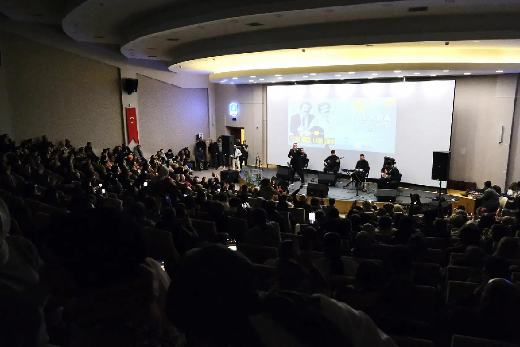 Konya'da unutulmaz arabesk gecesi: Dev organizasyon yoğun ilgi gördü