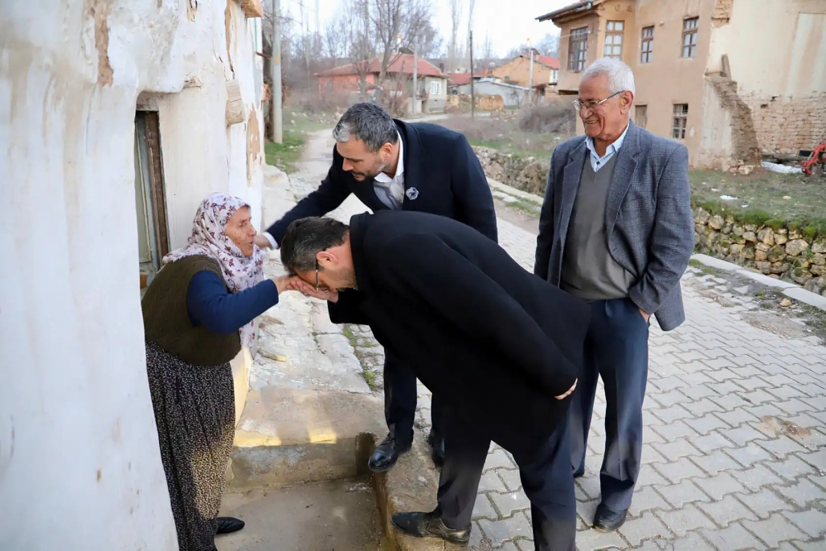 Konya'nın ilçe başkanı Ramazan'da büyüklerini unutmadı: Büyüklerinin gönlüne dokundu