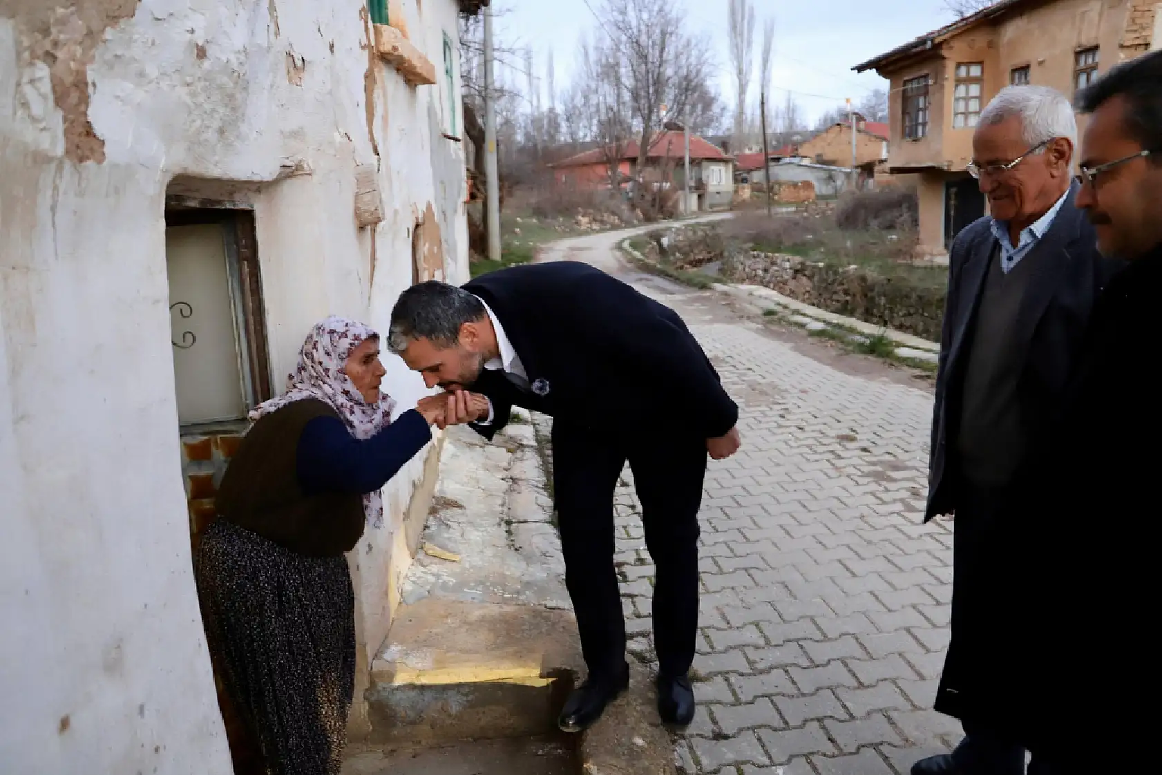 Konya'nın ilçe başkanı Ramazan'da büyüklerini unutmadı: Büyüklerinin gönlüne dokundu