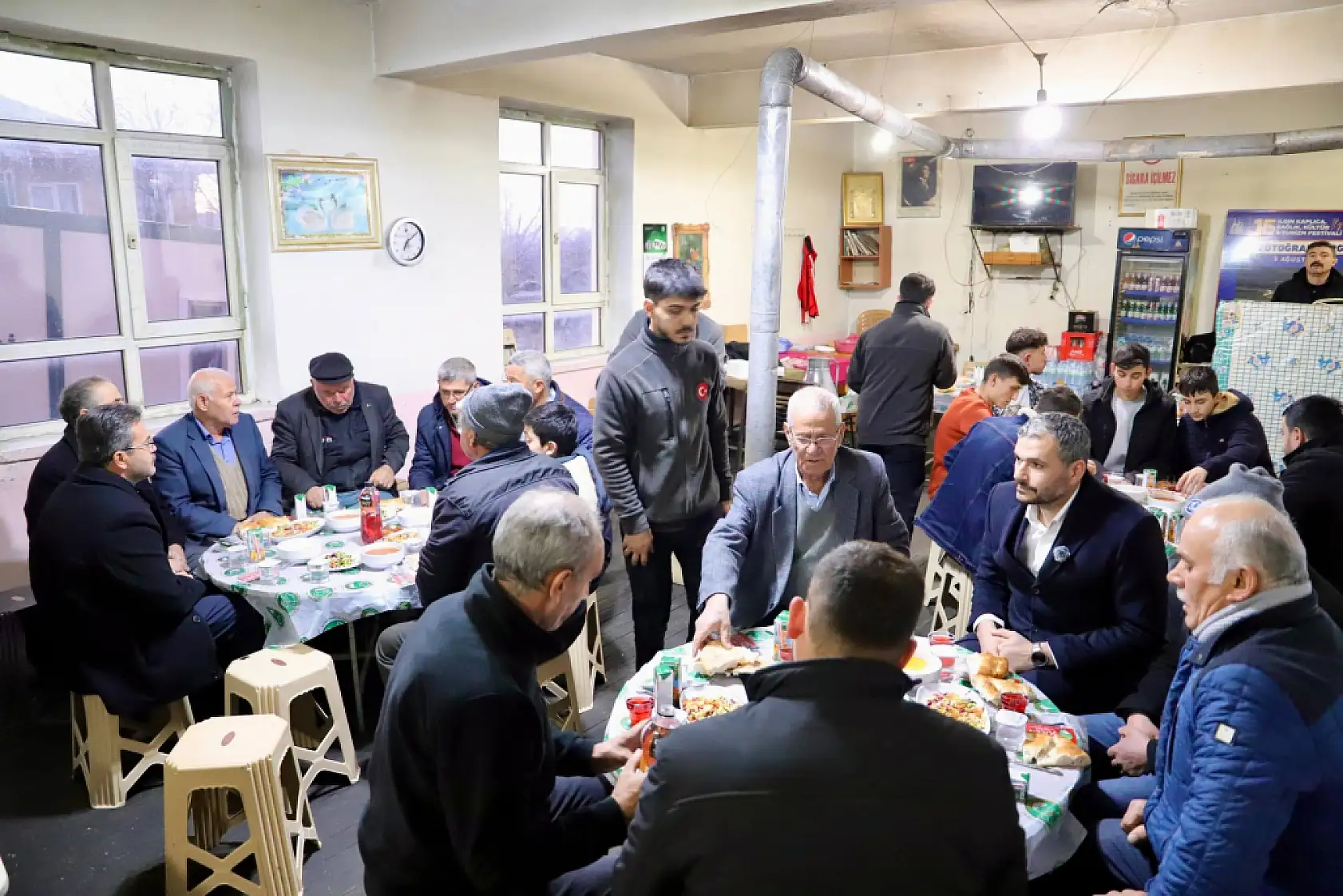 Konya'nın ilçe başkanı Ramazan'da büyüklerini unutmadı: Büyüklerinin gönlüne dokundu