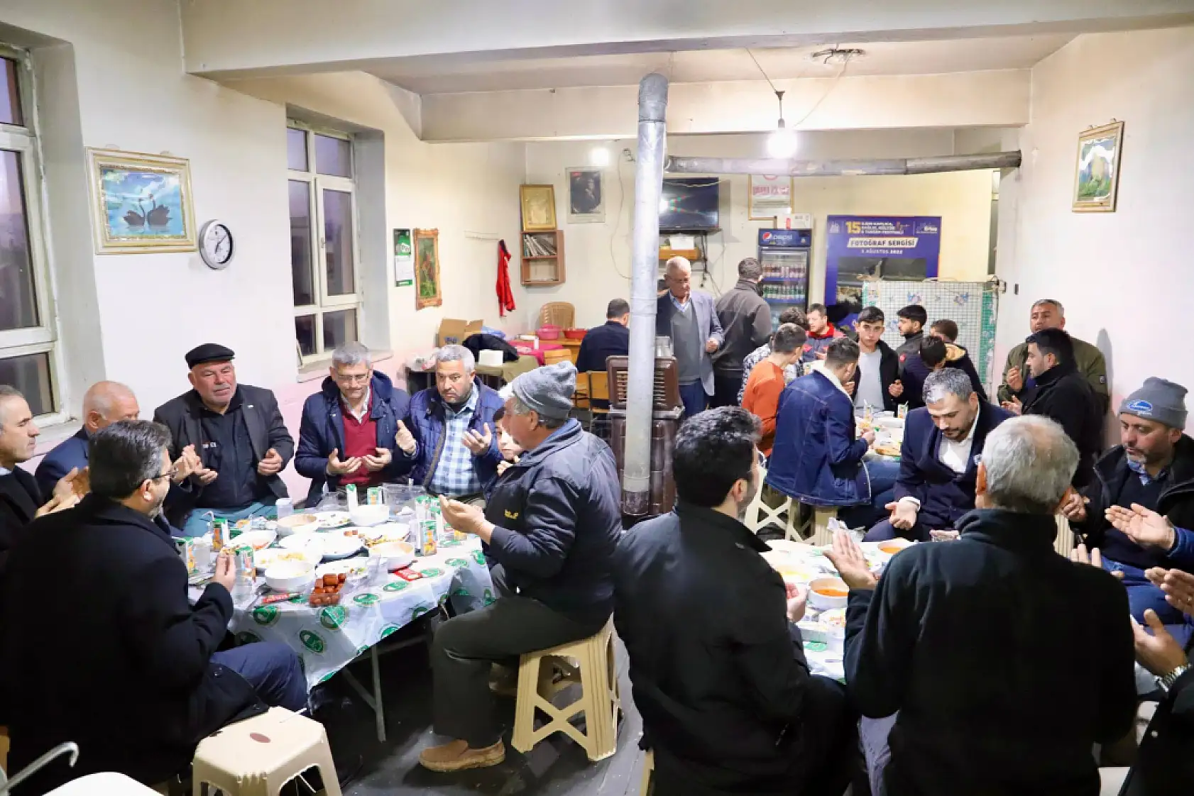 Konya'nın ilçe başkanı Ramazan'da büyüklerini unutmadı: Büyüklerinin gönlüne dokundu