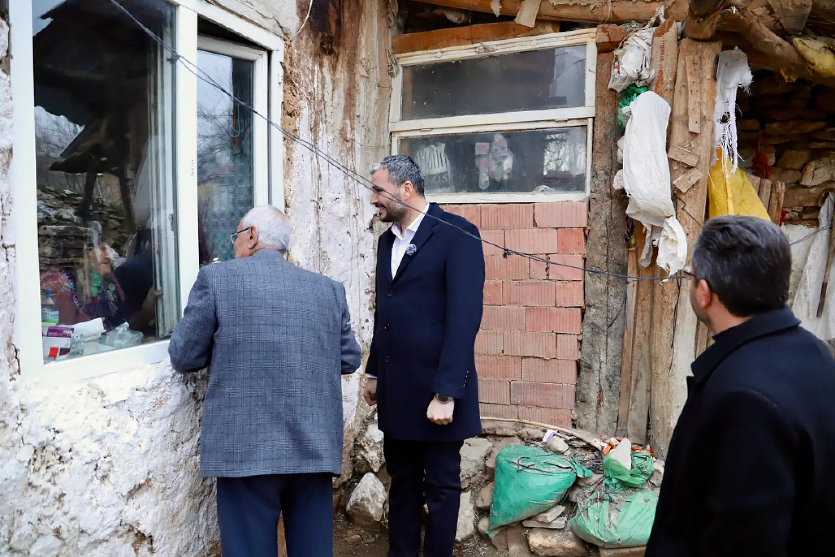Konya'nın ilçe başkanı Ramazan'da büyüklerini unutmadı: Büyüklerinin gönlüne dokundu
