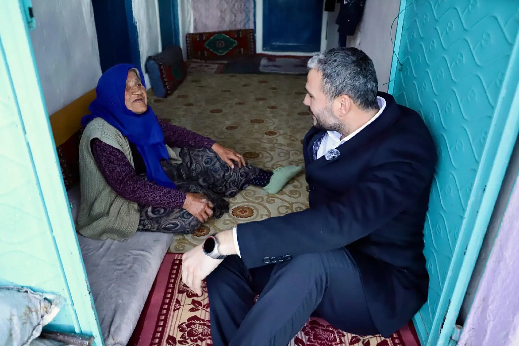 Konya'nın ilçe başkanı Ramazan'da büyüklerini unutmadı: Büyüklerinin gönlüne dokundu