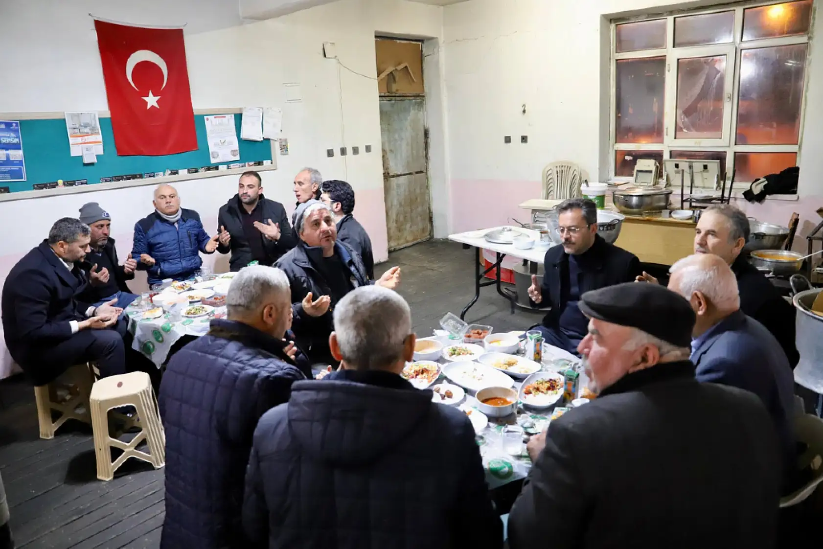Konya'nın ilçe başkanı Ramazan'da büyüklerini unutmadı: Büyüklerinin gönlüne dokundu