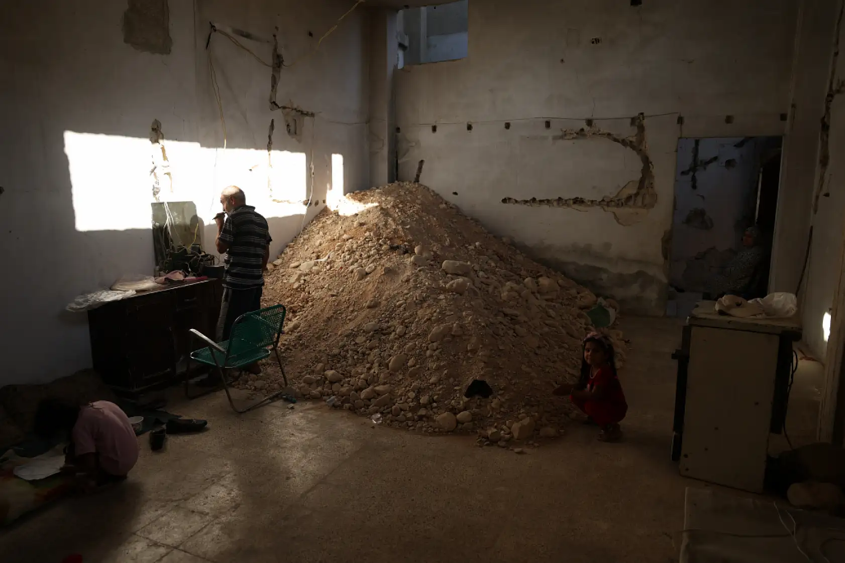 12 yıl sonra yıkılmış evine döndü: 'Her köşesinde bir anım var'