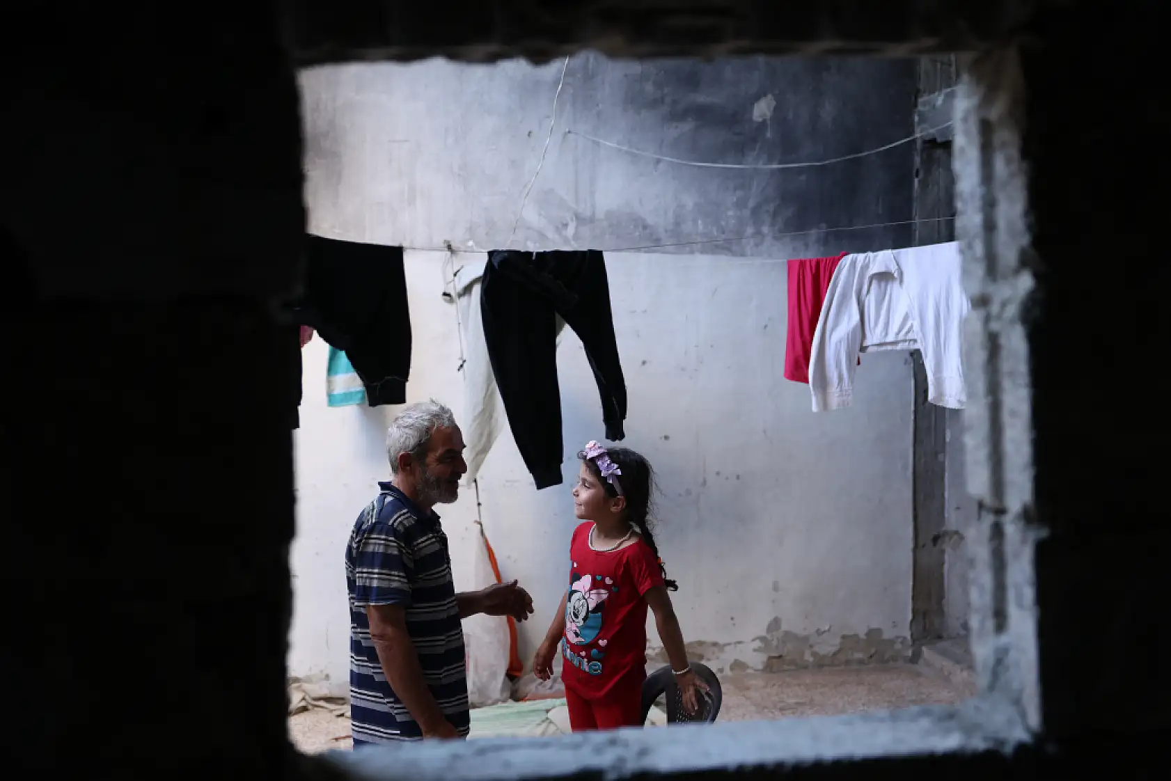 12 yıl sonra yıkılmış evine döndü: 'Her köşesinde bir anım var'