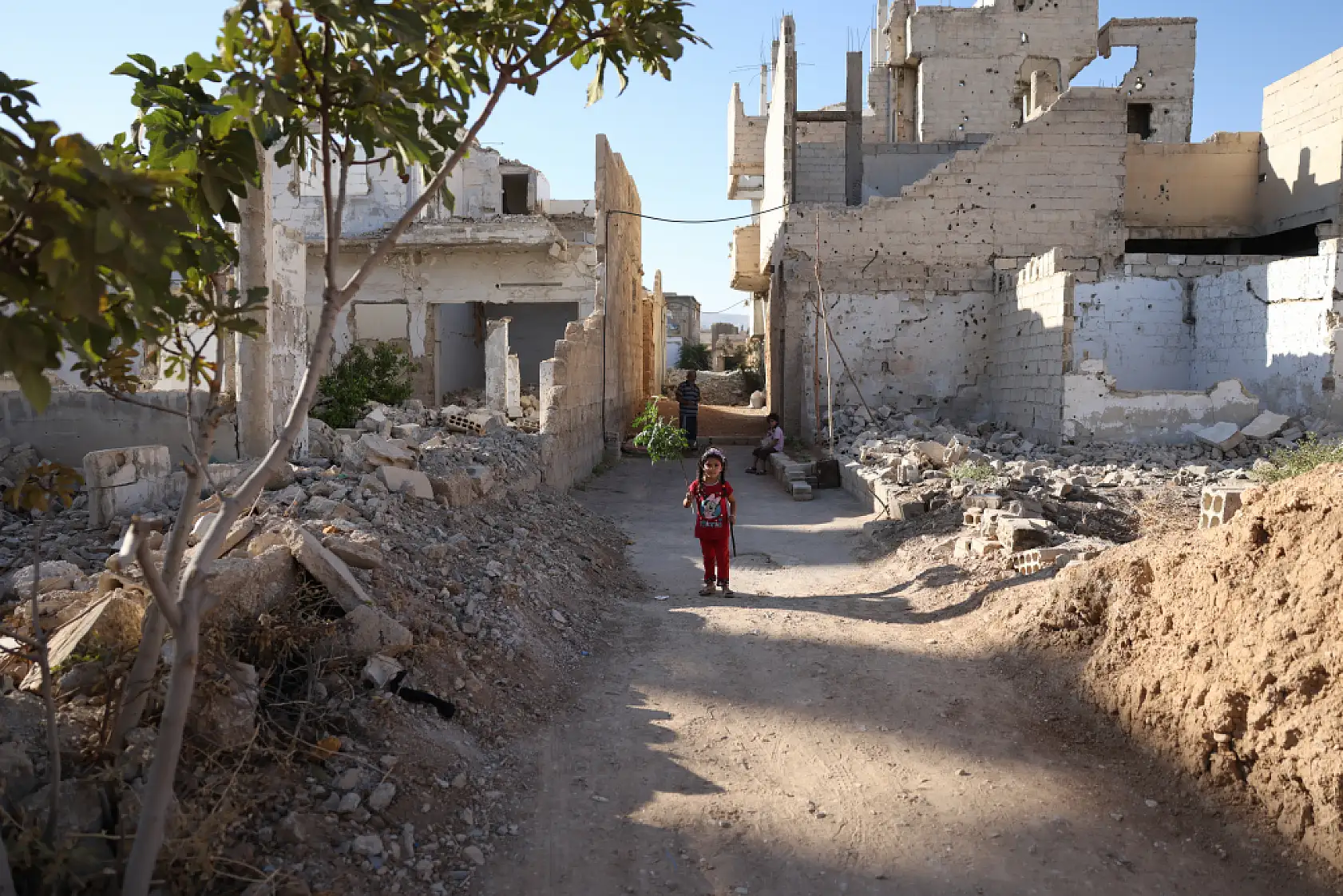 12 yıl sonra yıkılmış evine döndü: 'Her köşesinde bir anım var'