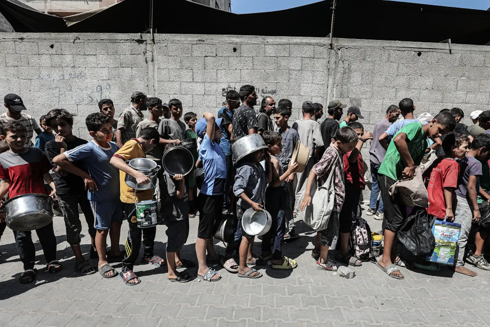 Açlığa direnen Gazze'de yemek dağıtıldı