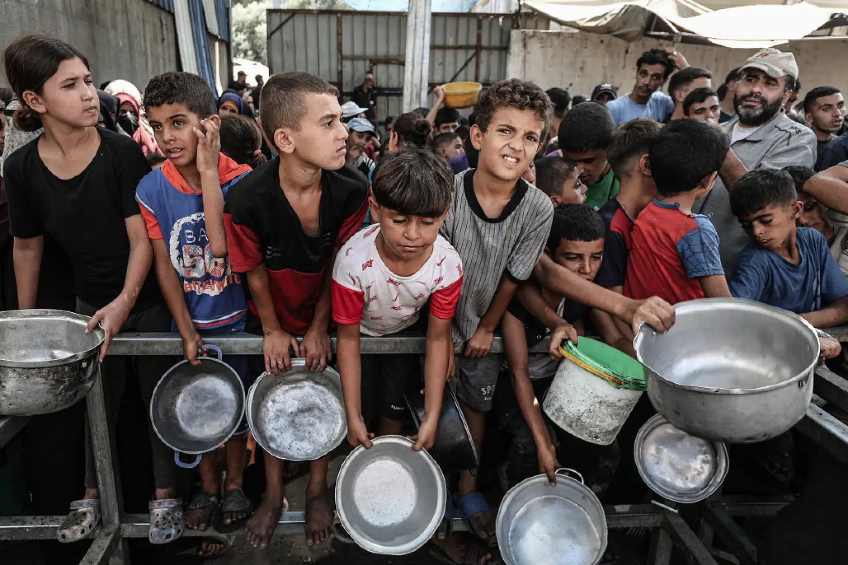 Açlığa direnen Gazze'de yemek dağıtıldı