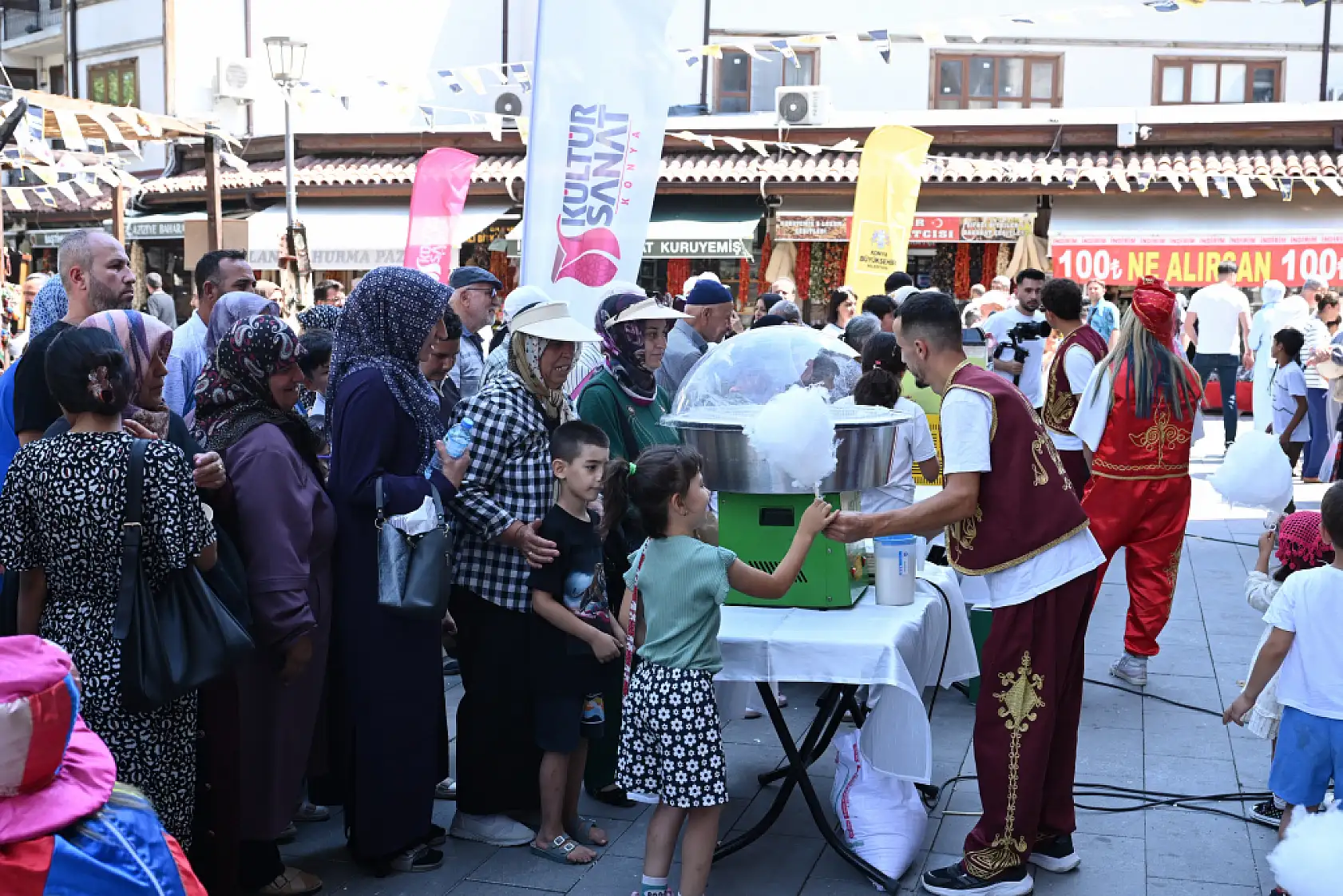 Konya'da Pazar gününe kadar sürecek alışveriş şöleni başladı, saatlere dikkat!