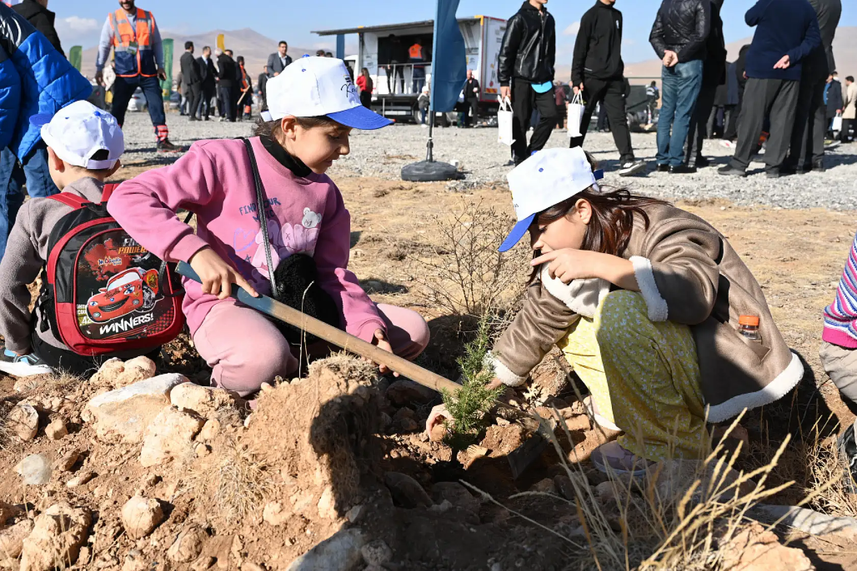 Minik eller geleceğe nefes oldu: Konya'da 15 bin yeni fidan toprakla buluştu