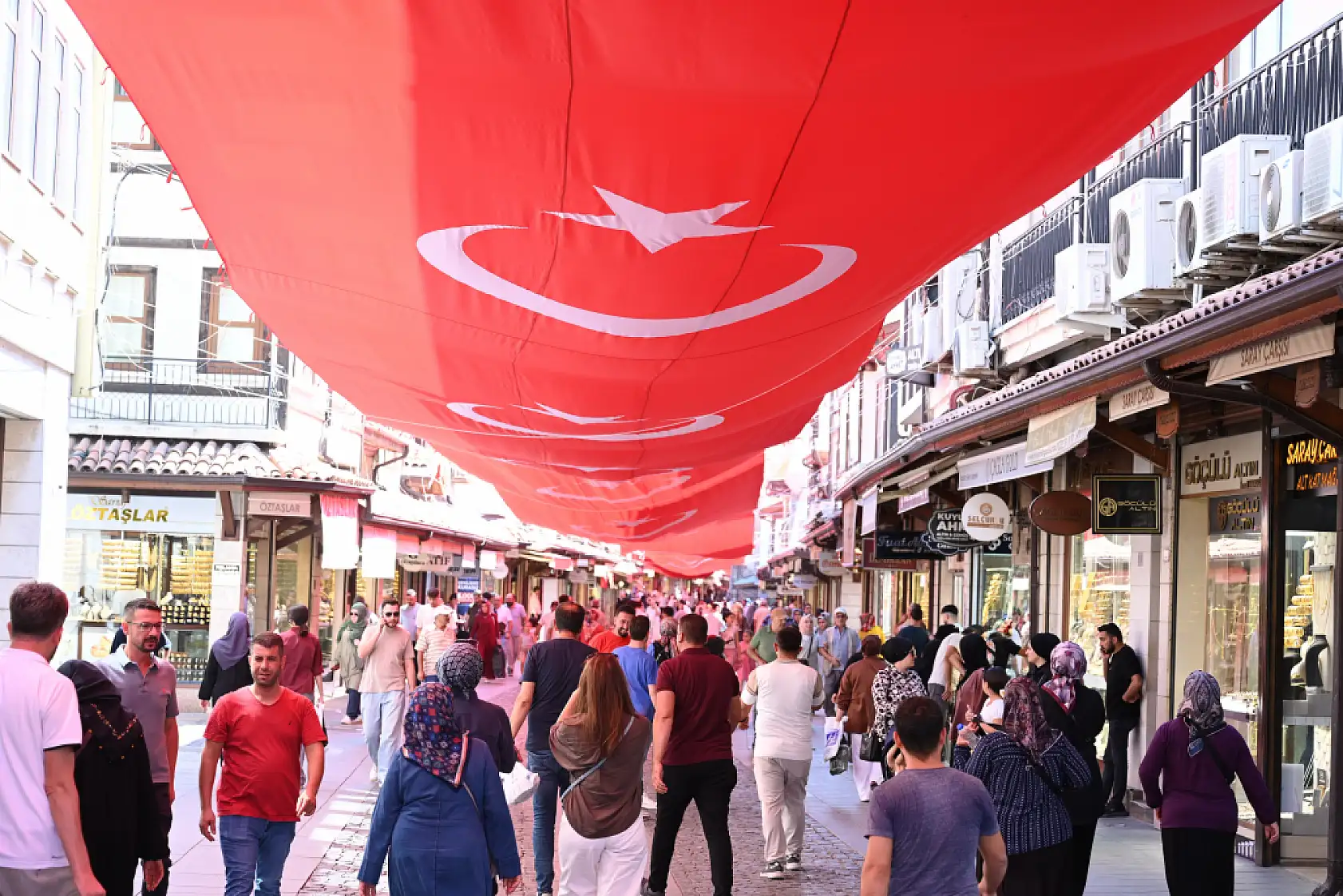 Konya'da Pazar gününe kadar sürecek alışveriş şöleni başladı, saatlere dikkat!