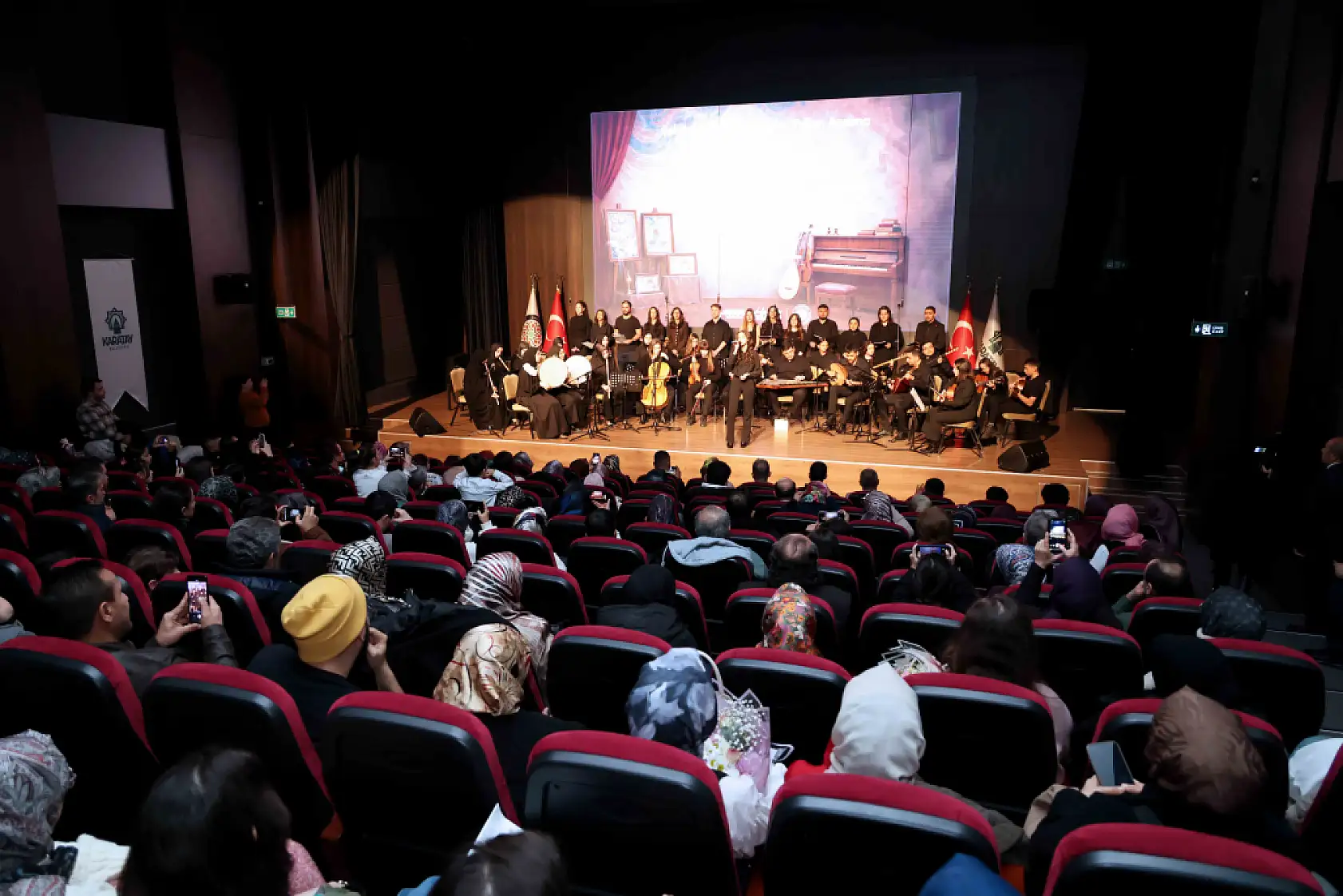 Konya'da 549 kursiyer el emeği sergisi ve müzik dinletisiyle sahnedeydi