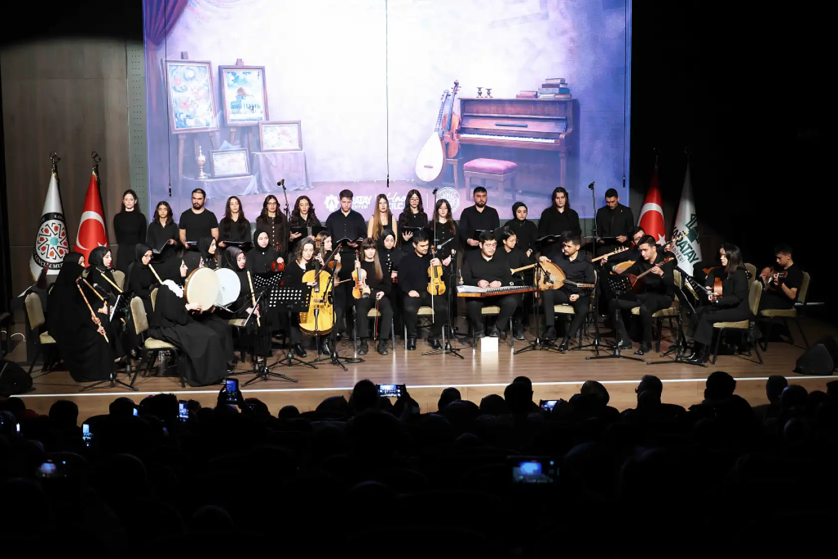 Konya'da 549 kursiyer el emeği sergisi ve müzik dinletisiyle sahnedeydi