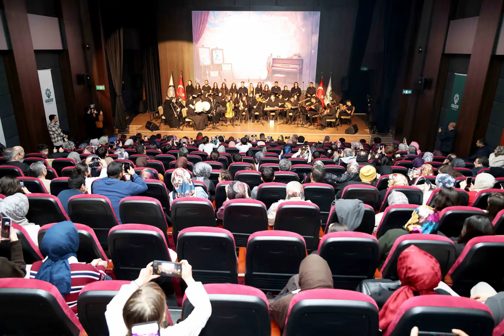 Konya'da 549 kursiyer el emeği sergisi ve müzik dinletisiyle sahnedeydi