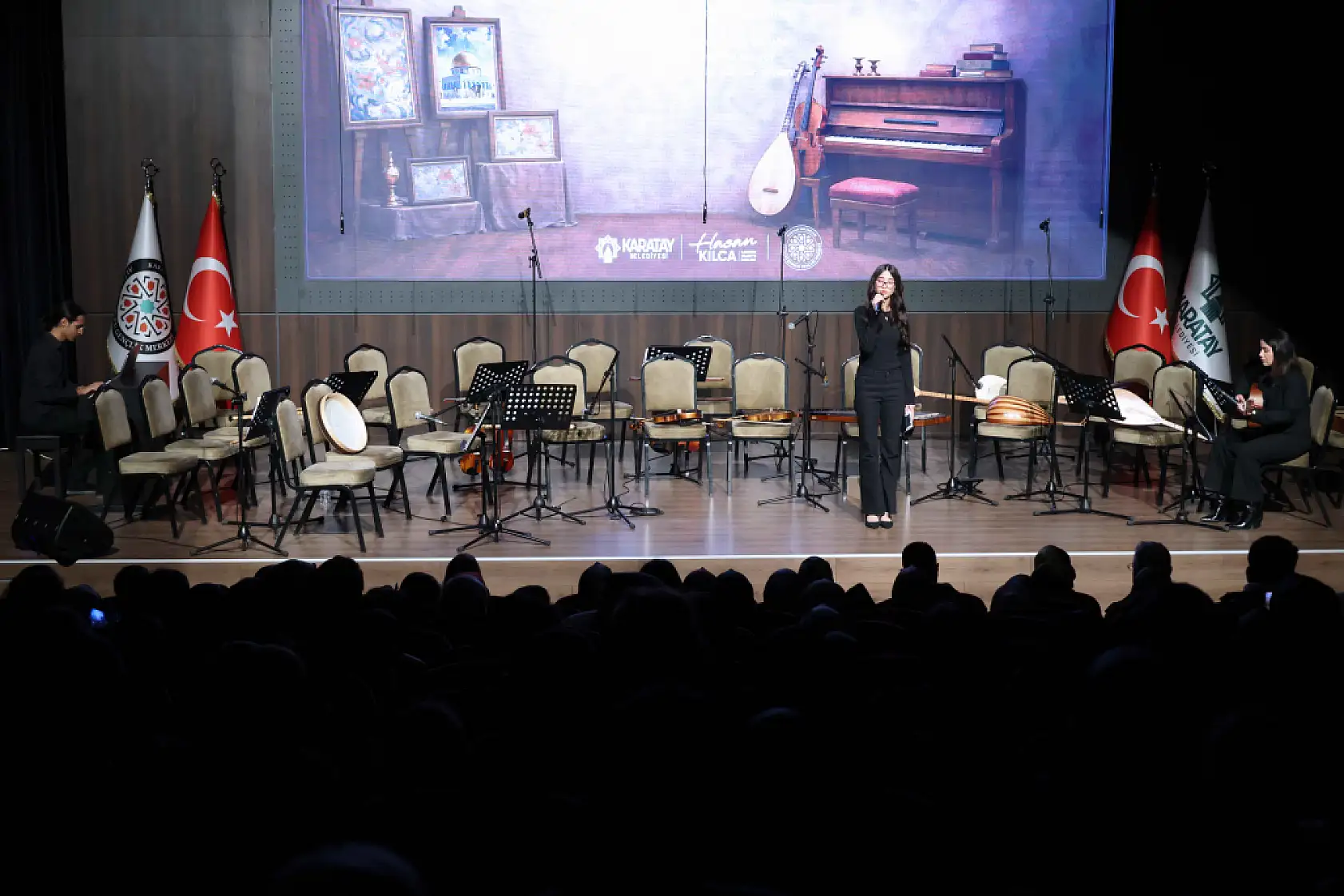 Konya'da 549 kursiyer el emeği sergisi ve müzik dinletisiyle sahnedeydi