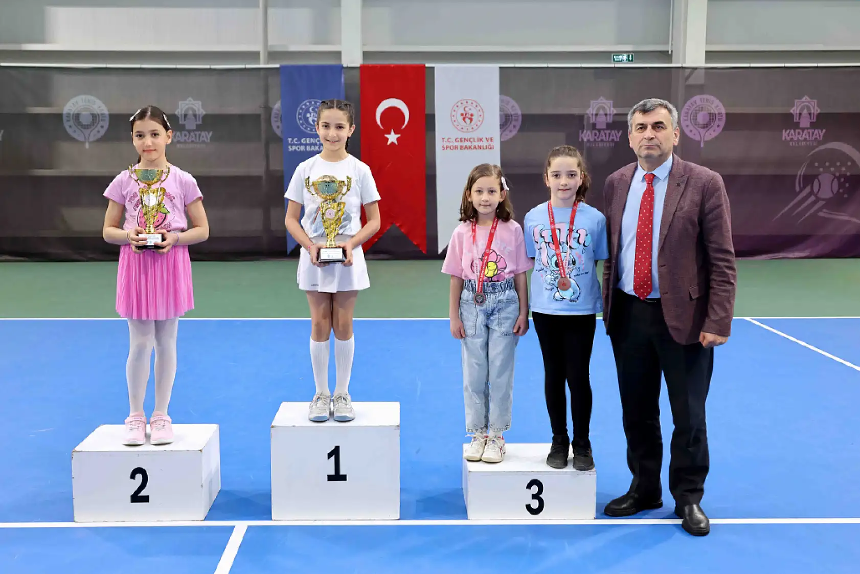 Konya'da 23 Nisan ruhu kortlara taşındı