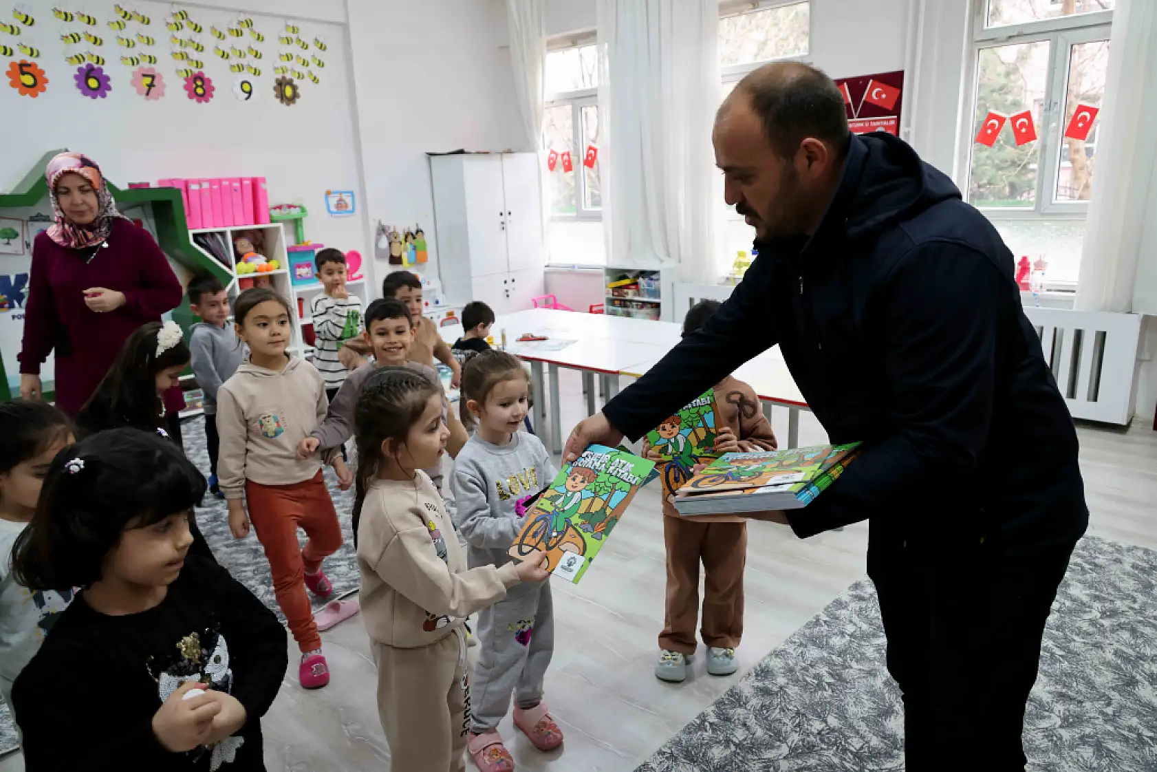 Karatay'da sıfır atık farkındalığı: Çocuklara 8 bin kitap seti dağıtıldı