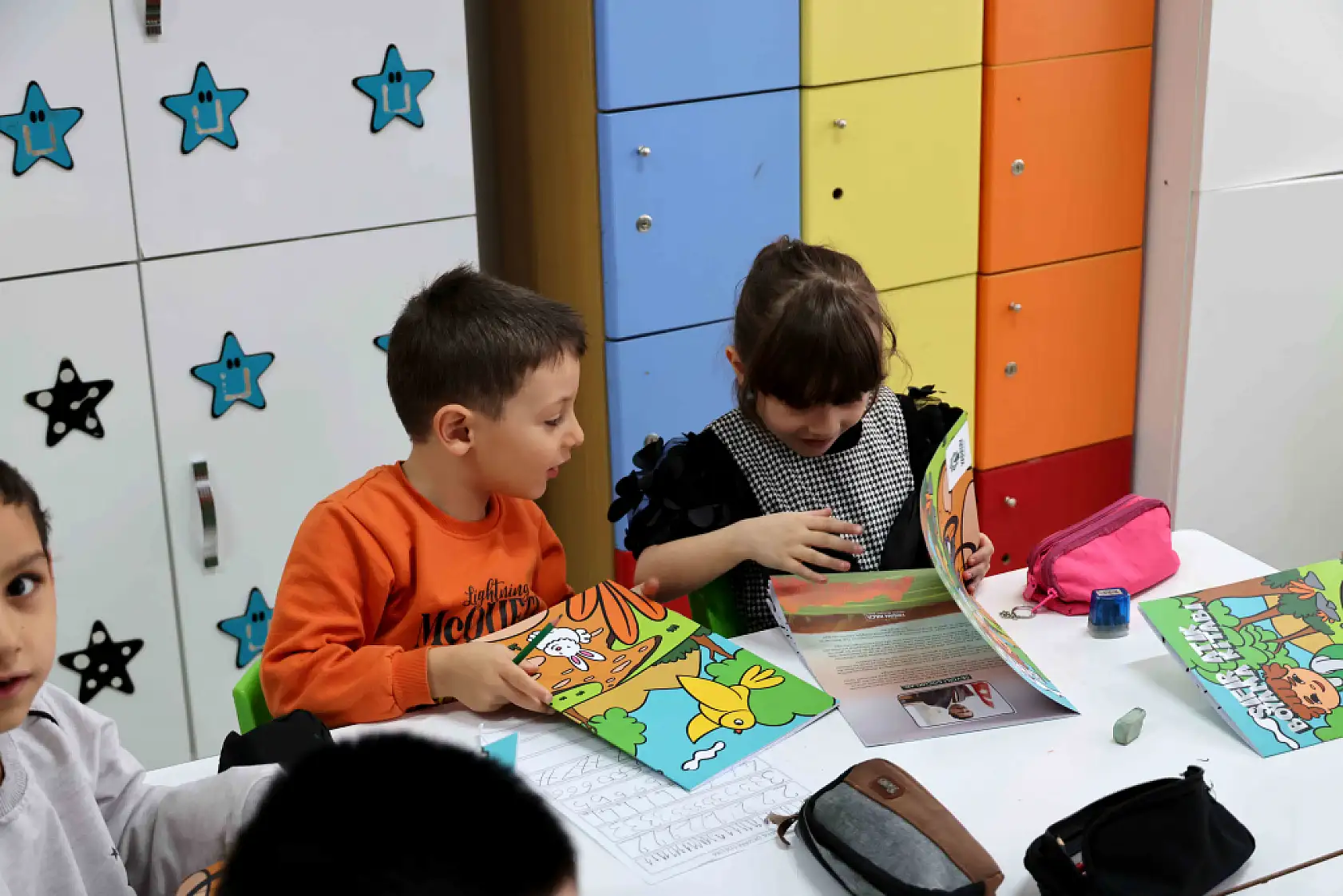 Karatay'da sıfır atık farkındalığı: Çocuklara 8 bin kitap seti dağıtıldı