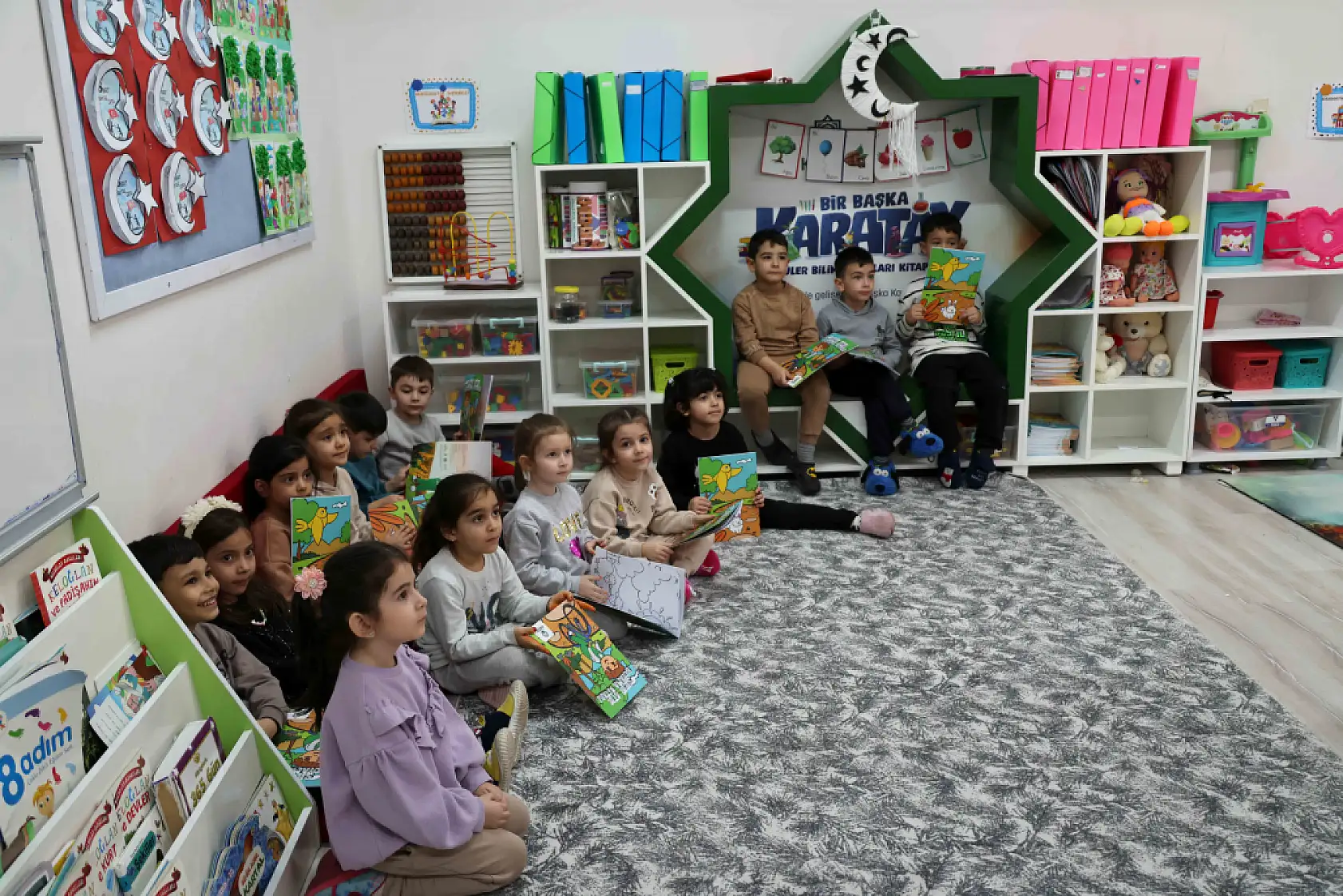 Karatay'da sıfır atık farkındalığı: Çocuklara 8 bin kitap seti dağıtıldı