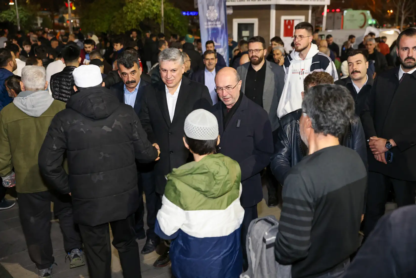 Selçuklu'da Kadir Gecesi coşkusu: Camiler doldu, dualar yükseldi