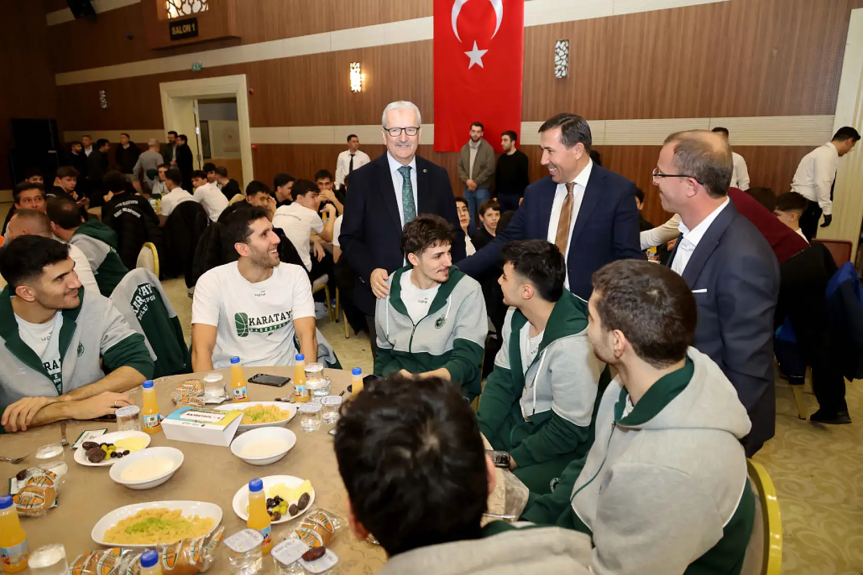 Karatay'da Ramazan buluşması: Başkan Kılca genç sporcularla iftarda bir araya geldi