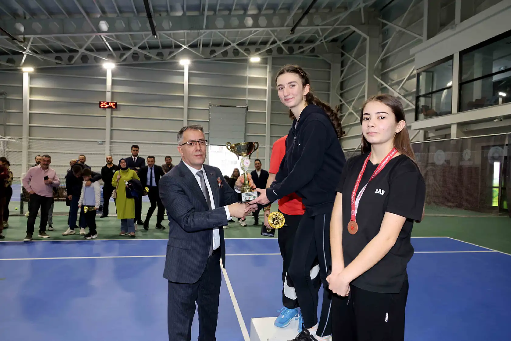 Konya'nın minik tenisçileri kupa için ter döktü