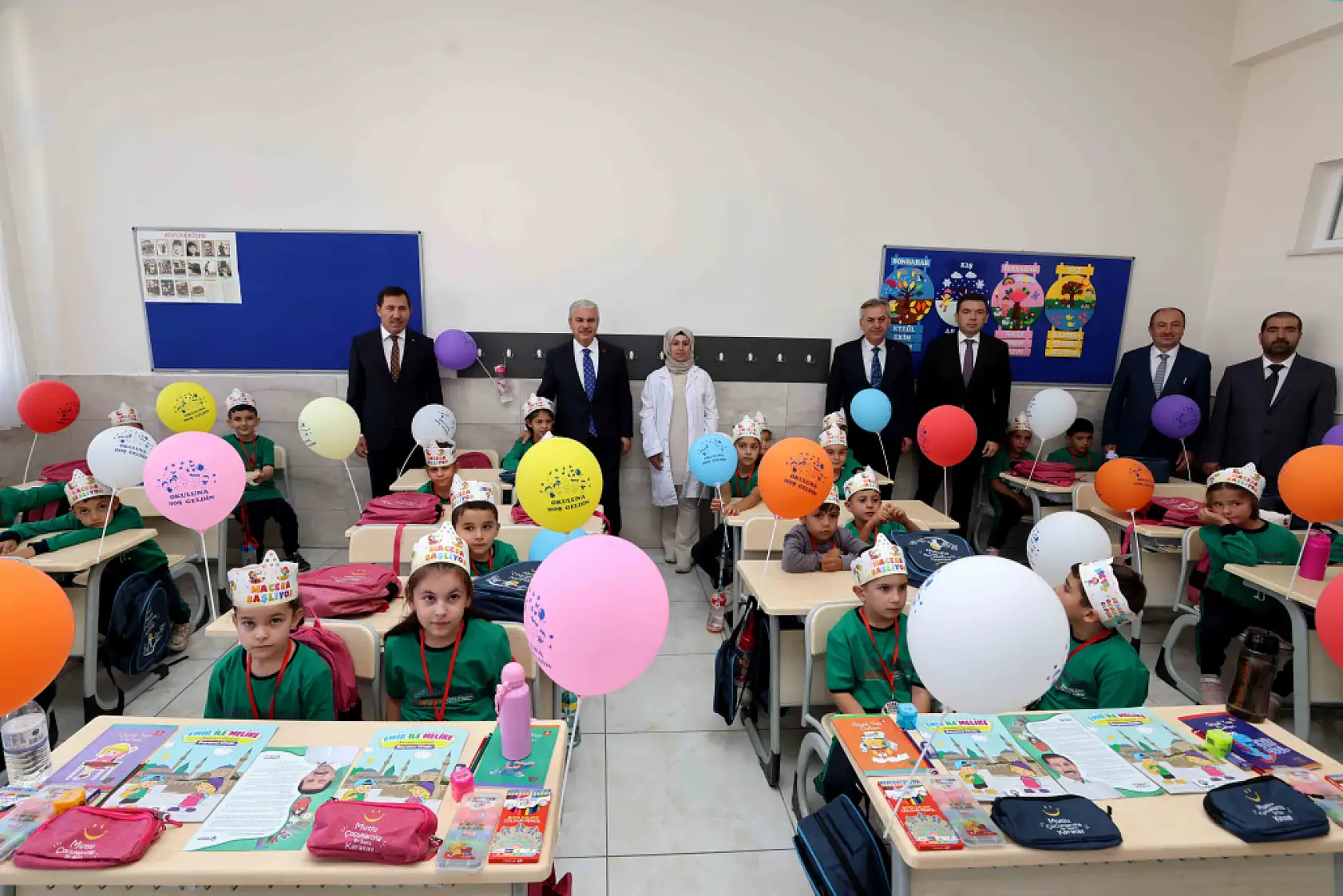  Konya protokolü sınıflara girdi: Vali Akın'dan öğrencilere ilk gün tavsiyesi
