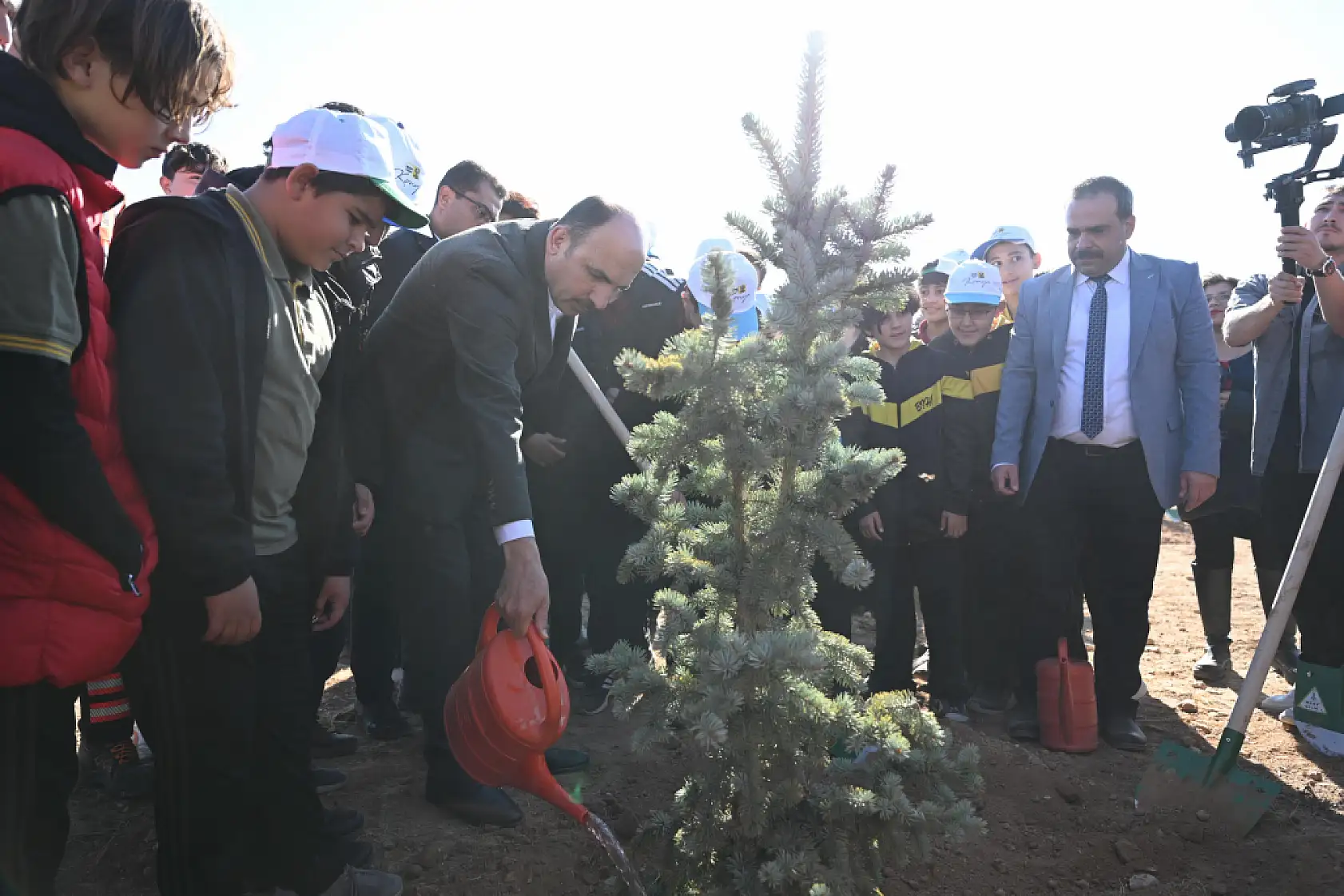 Minik eller geleceğe nefes oldu: Konya'da 15 bin yeni fidan toprakla buluştu