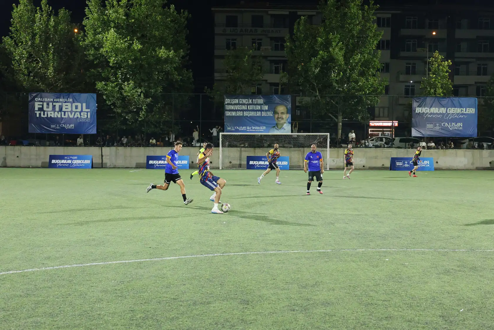Konya'da şampiyon gençlere Konyasporlu futbolculardan kupa sürprizi