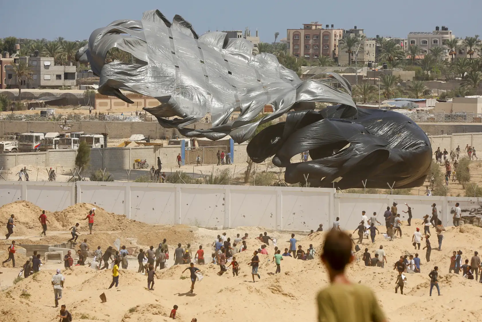 Gazze'ye havadan insani yardım malzemeleri indirildi