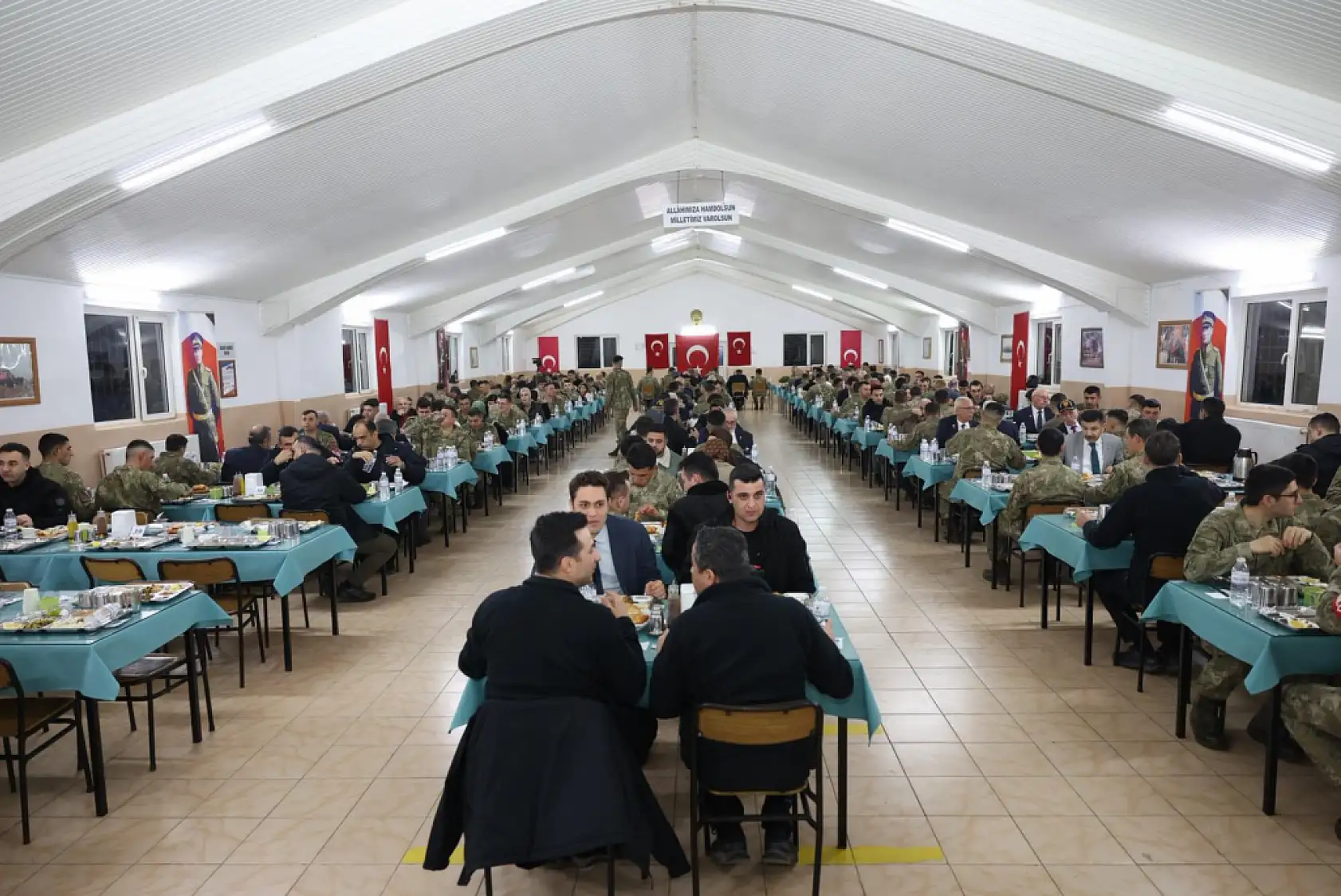 Konya'da anlamlı buluşma: Mehmetçikler şehit aileleriyle aynı sofrada