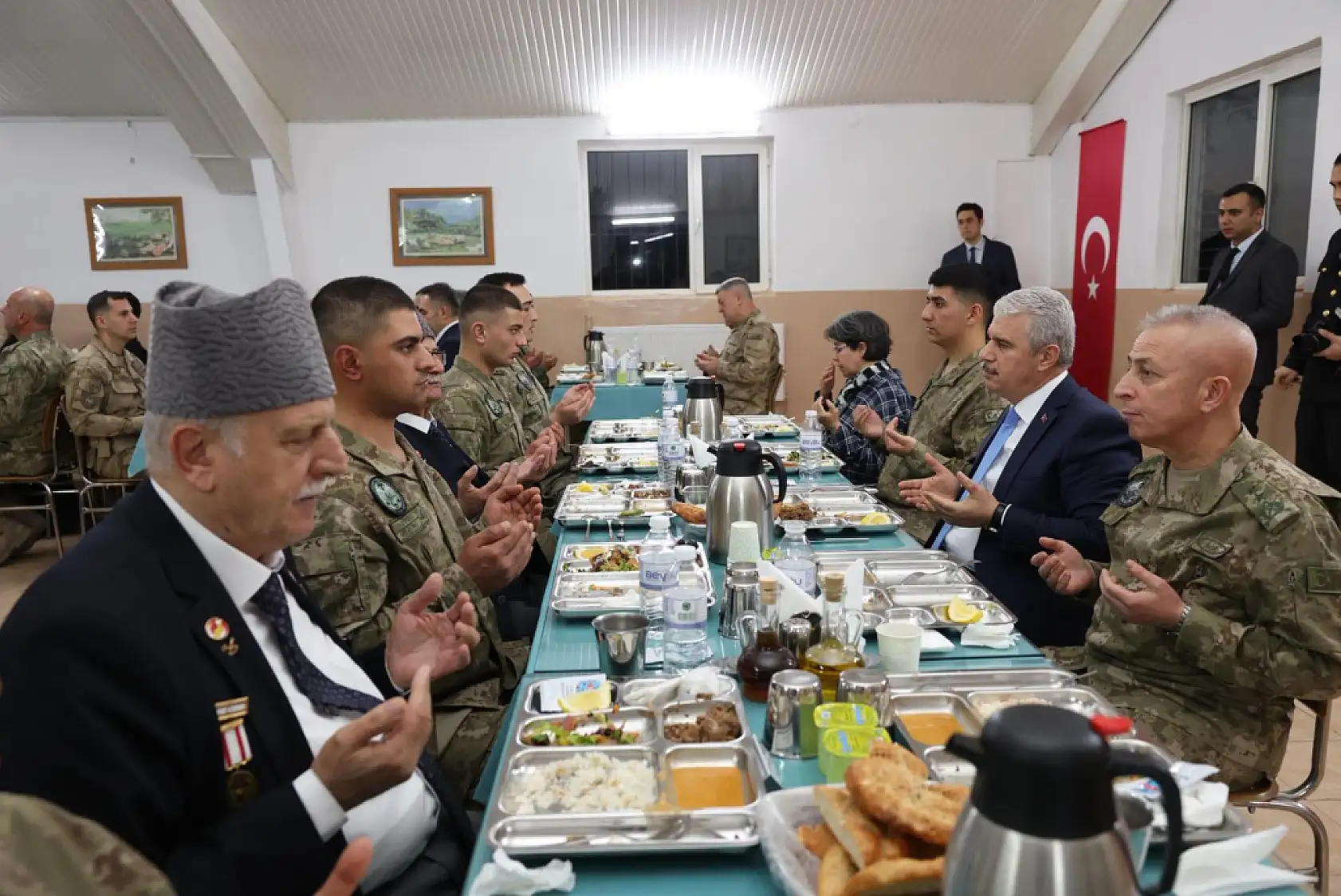 Konya'da anlamlı buluşma: Mehmetçikler şehit aileleriyle aynı sofrada