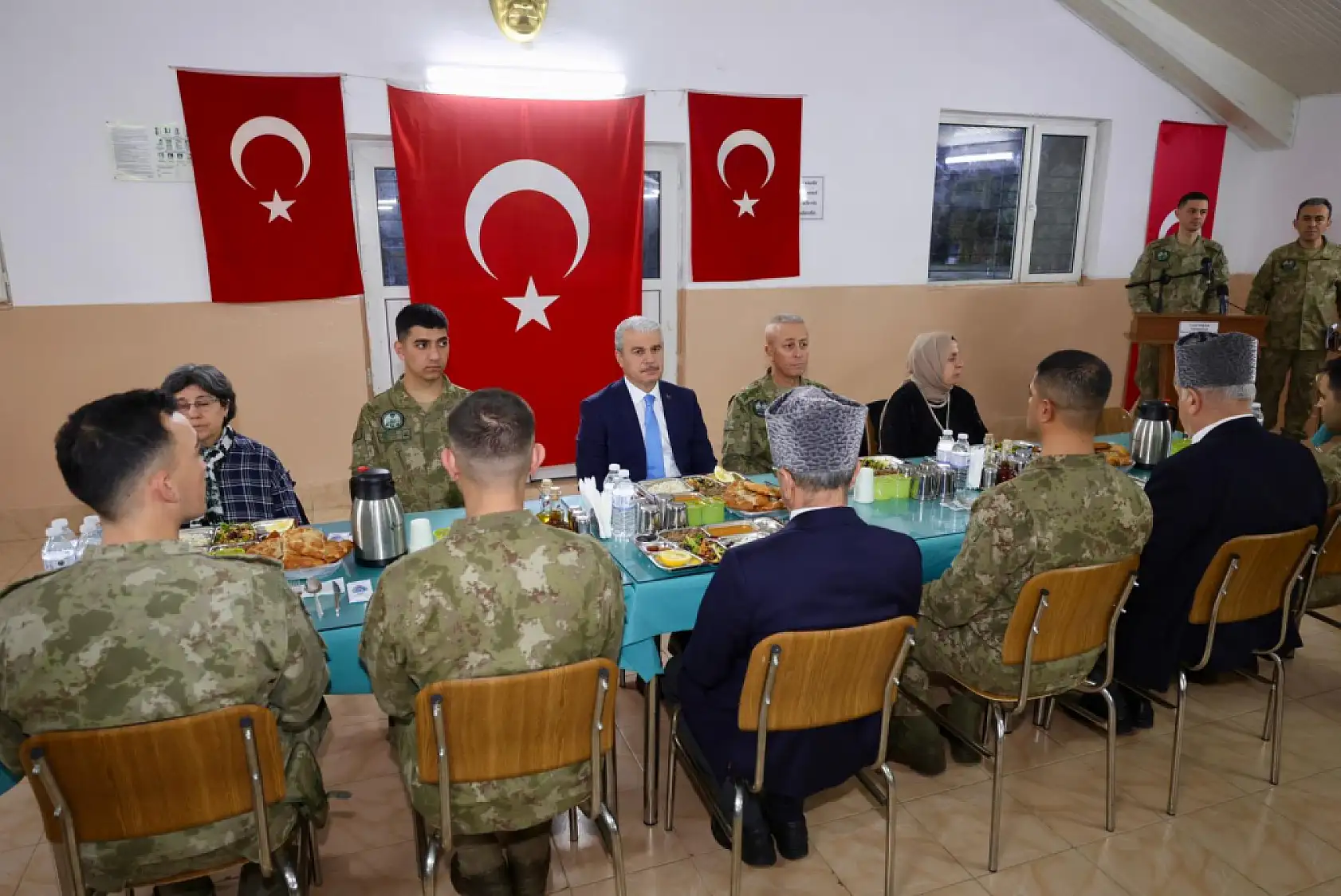 Konya'da anlamlı buluşma: Mehmetçikler şehit aileleriyle aynı sofrada