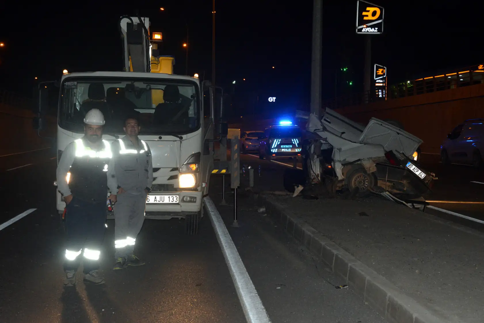 Aydınlatma direğine çarpan otomobil kağıt gibi katlandı