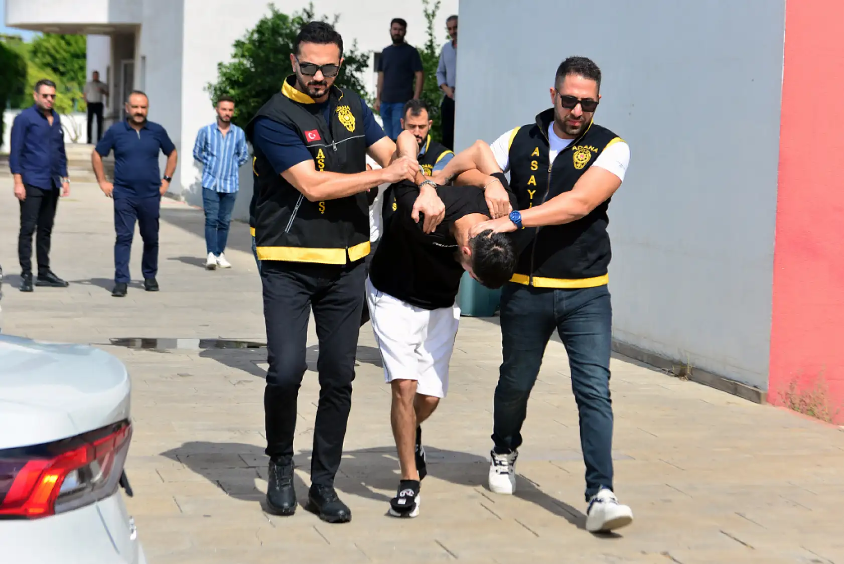 Polisi görünce balkondan ateş açtı! El bombasının pimini çekerek direndi