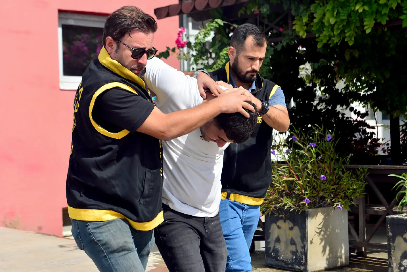 Polisi görünce balkondan ateş açtı! El bombasının pimini çekerek direndi