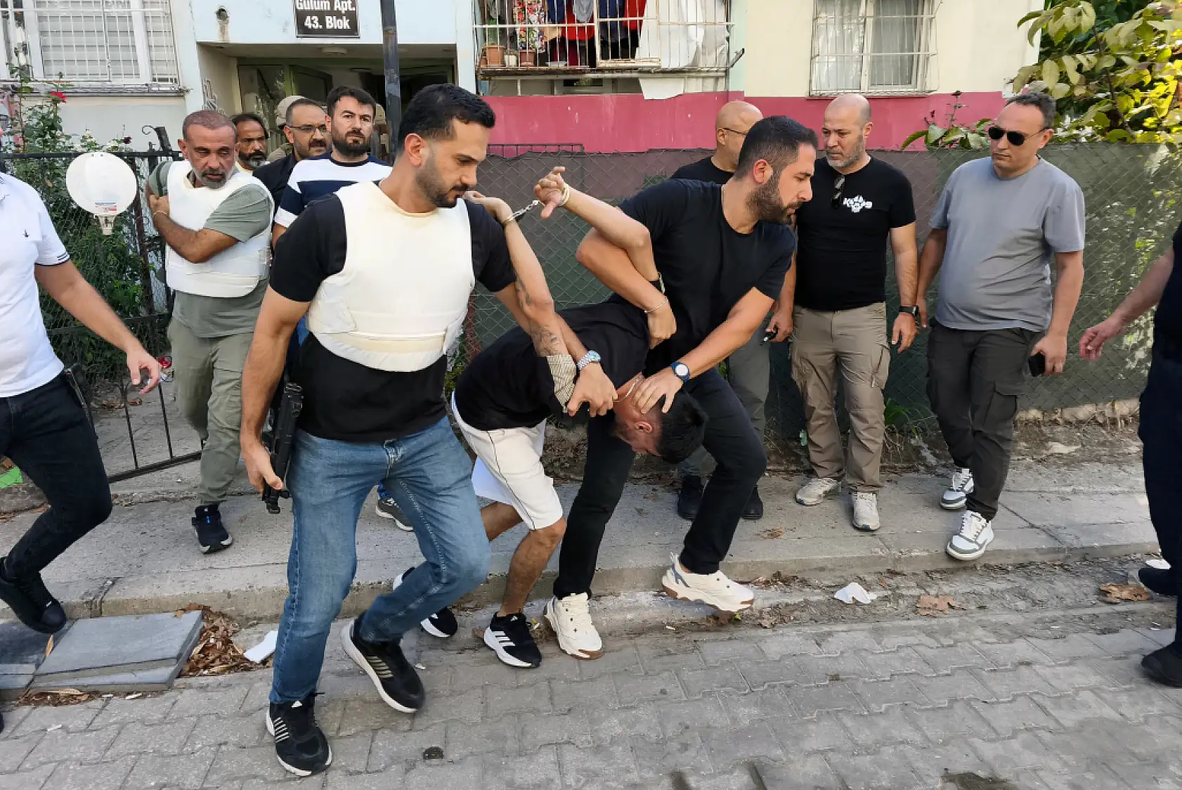 Polisi görünce balkondan ateş açtı! El bombasının pimini çekerek direndi