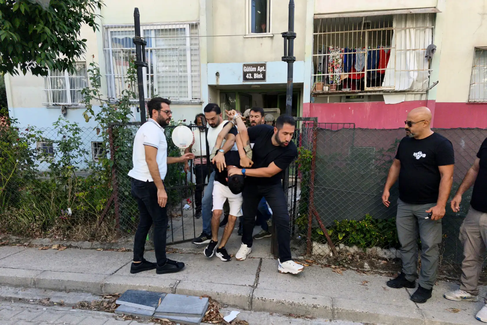 Polisi görünce balkondan ateş açtı! El bombasının pimini çekerek direndi