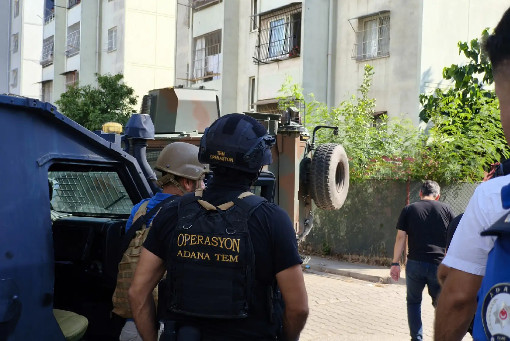 Polisi görünce balkondan ateş açtı! El bombasının pimini çekerek direndi