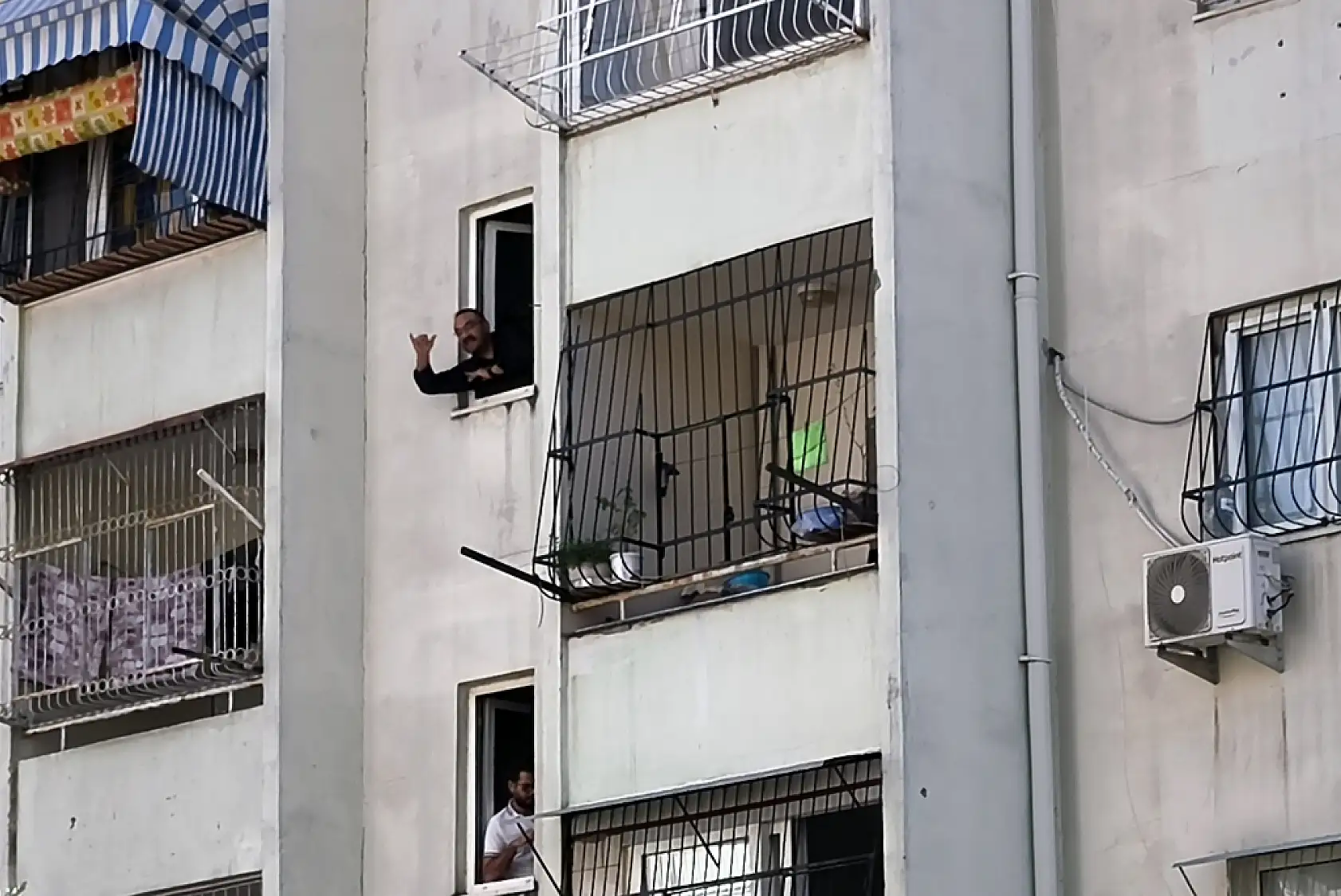 Polisi görünce balkondan ateş açtı! El bombasının pimini çekerek direndi
