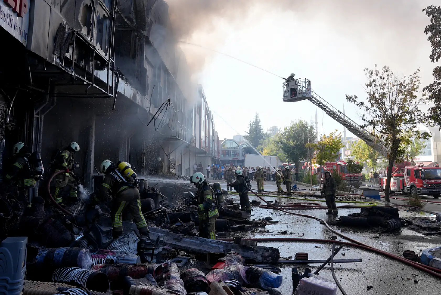 İSTOÇ YANGIN: Bağcılar İSTOÇ'ta korkutan yangın! 17 iş yeri zarar gördü