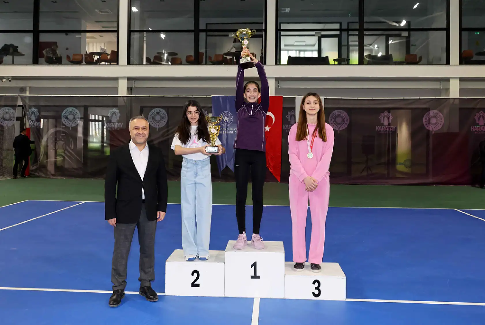 Konya'nın minik tenisçileri kupa için ter döktü