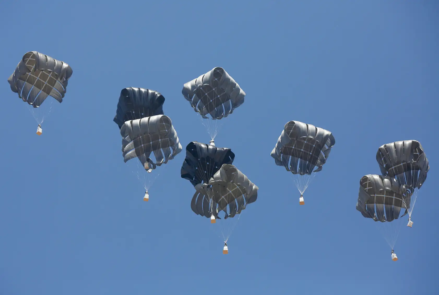 Gazze'ye havadan insani yardım malzemeleri indirildi