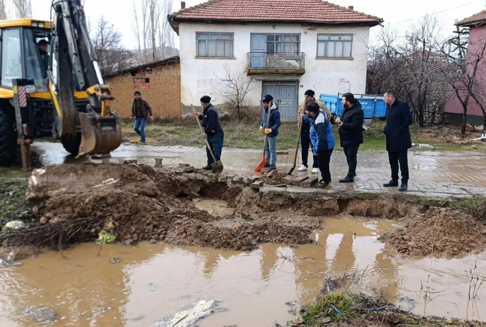 Konya'da yağmur sonrası başkan sahaya indi!